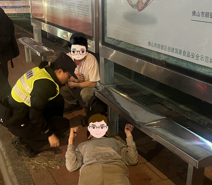 后方传来连续的喇叭声，下一秒民警逆向奔跑……