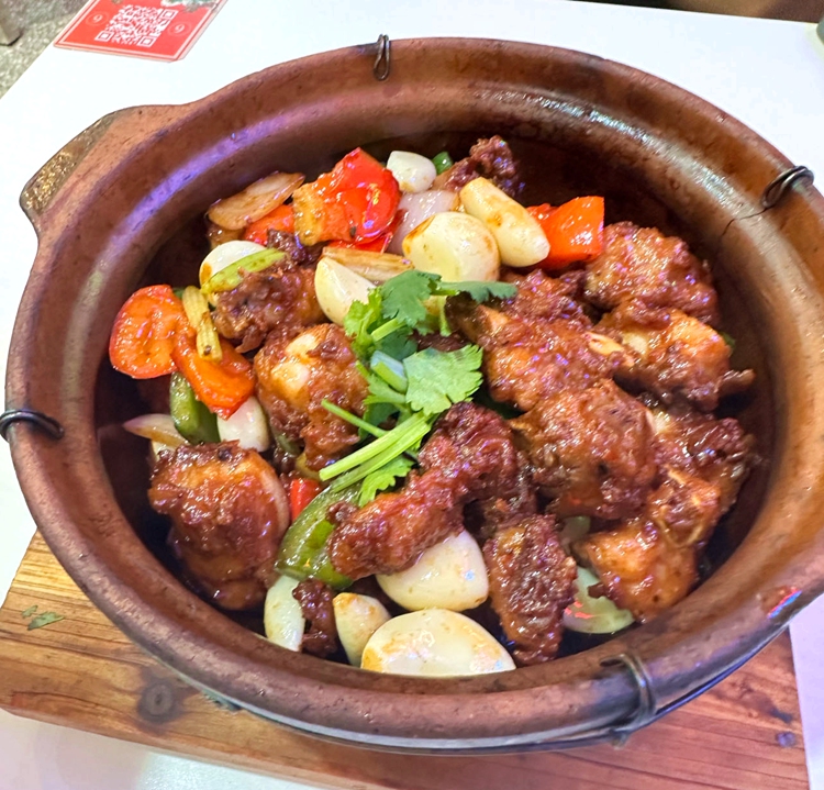 啫啫煲啫排骨：锅气四溢，味蕾狂欢
