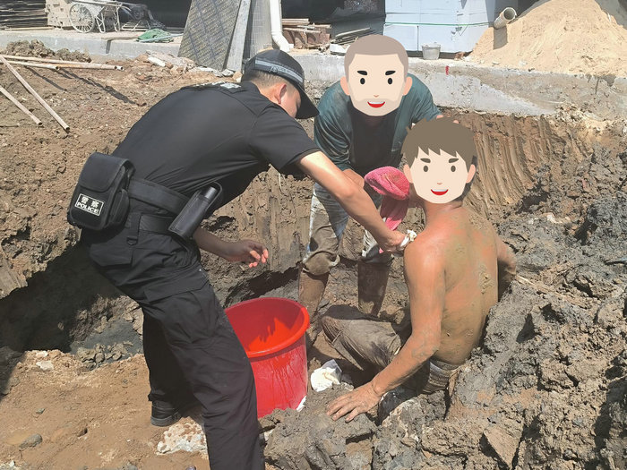 吓人！淤泥已“没过其腰身”，男子不断下陷……