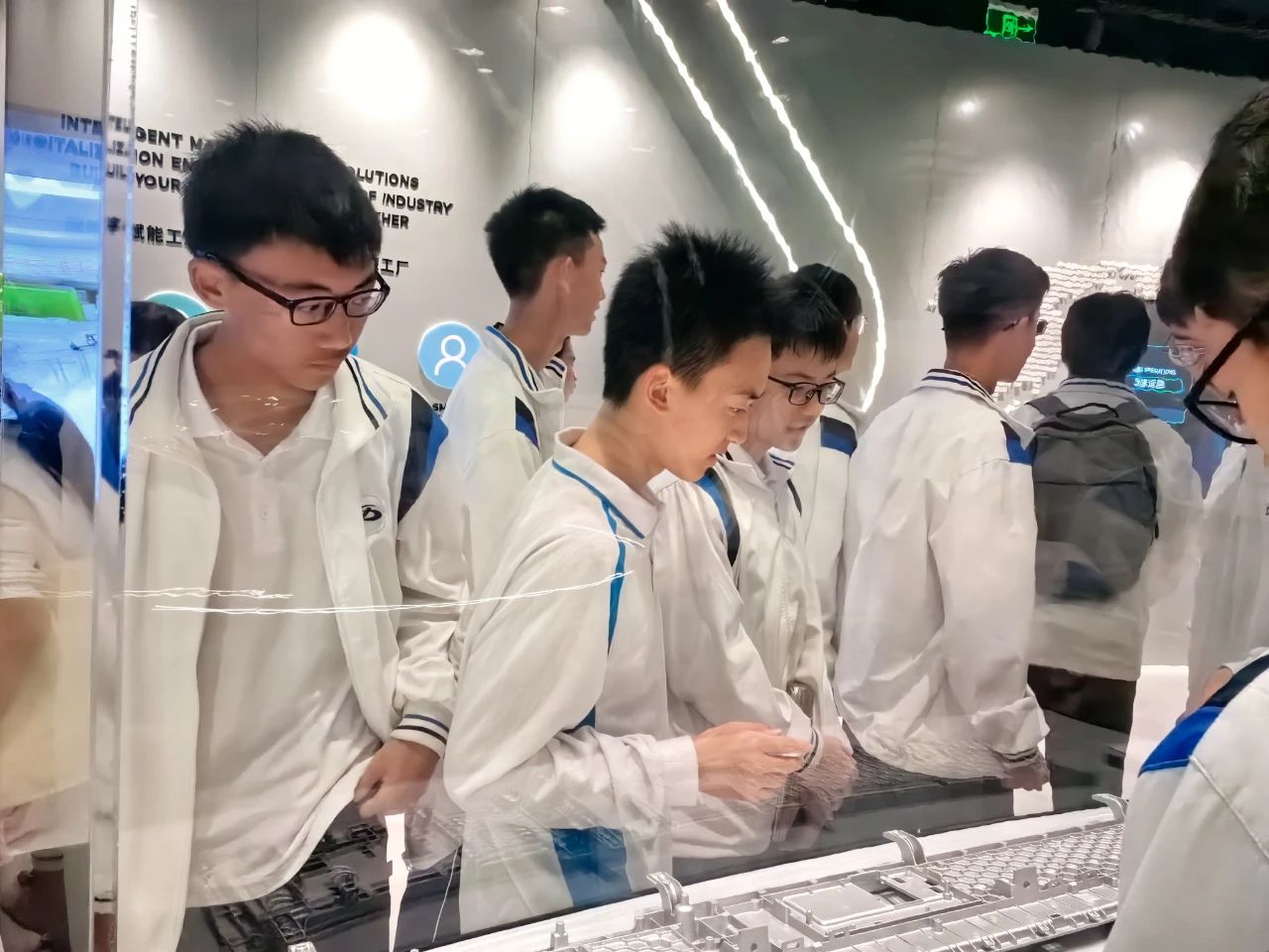 “沉浸式”探秘名企！顺德一中这场研学活动有料又有趣