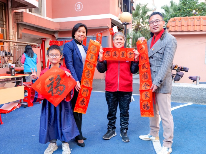 暖心的新春礼！大良实验小学“书法家”走进社区送春联