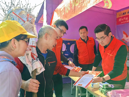 法治年货进花市 “法”式迎春味更浓