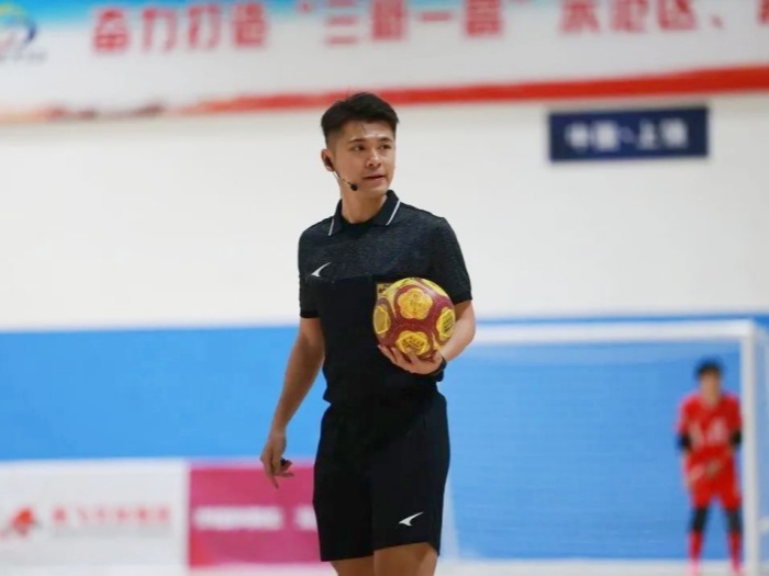 顺德首位！这名容山中学毕业生成为国际级足球裁判员