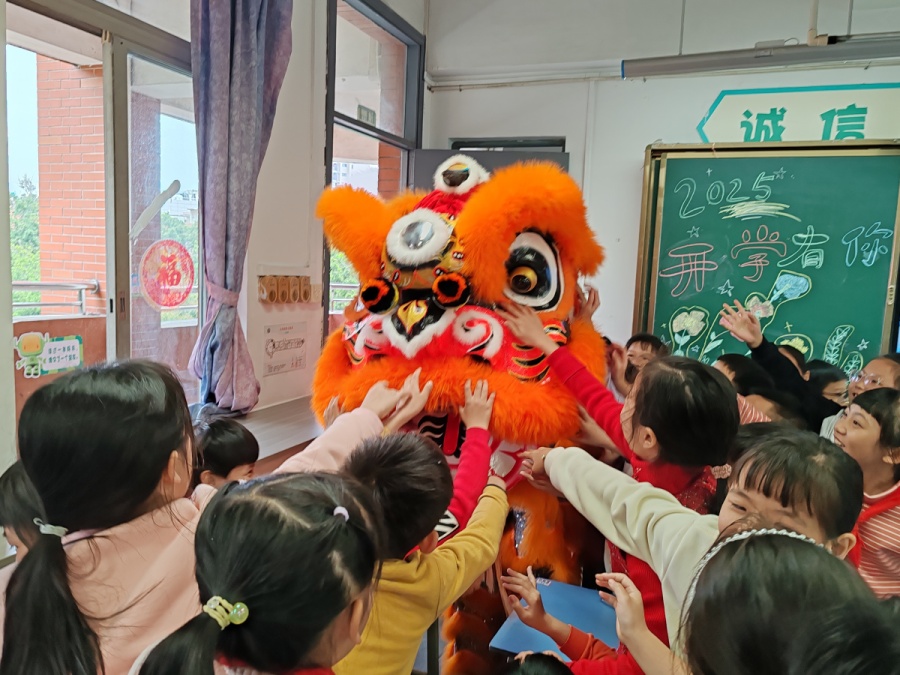 从世纪，向未来！校长上台领唱激励学子