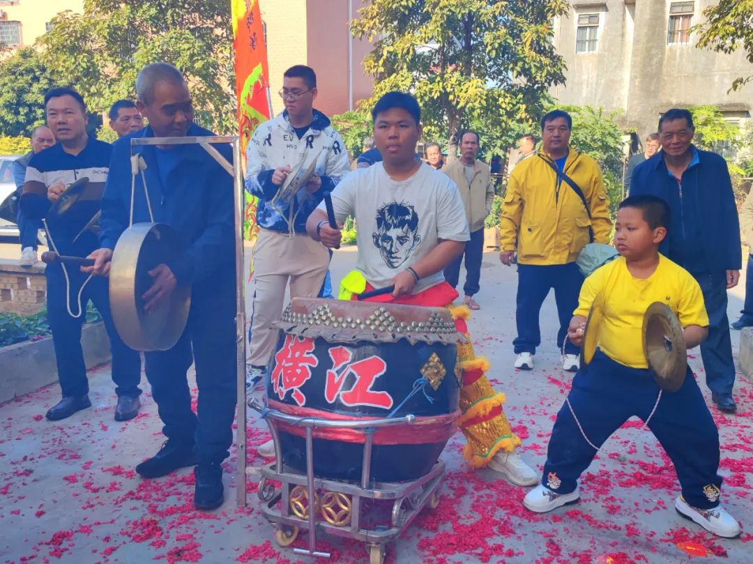 醒狮巡游贺新年，采青送福纳祥瑞