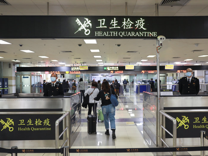 海关提醒：返乡祭祖的水果乳猪等祭品切勿携带进境