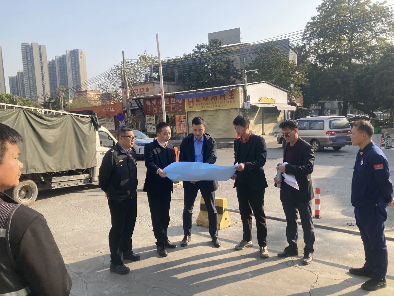 小区周边道路好停车了，校车不用绕路了