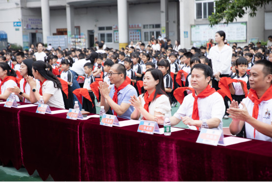 容桂小学萌娃戴上红领巾：入队仪式藏着最暖的成长接力