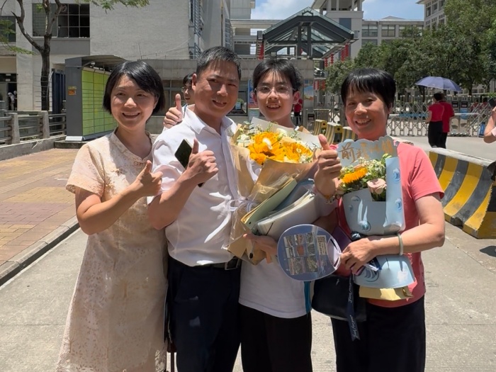 令人动情！姑姑为“亲儿子”般的侄子送高考花束