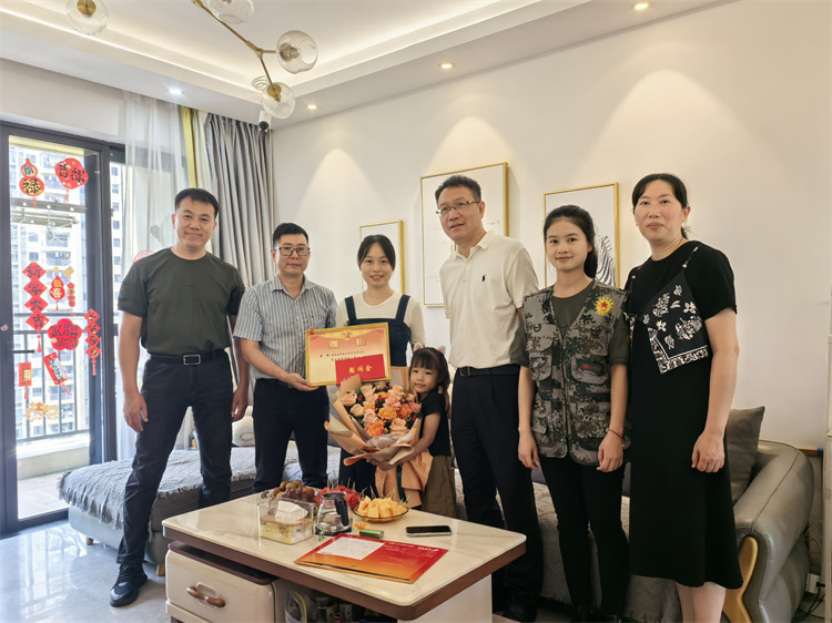 女儿替爸爸领奖状！顺德这一幕暖炸了