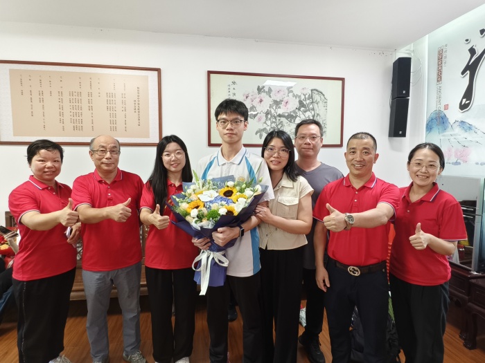 退休前的“最后一课”：侨中一位物理老师与学生的查分温情时刻