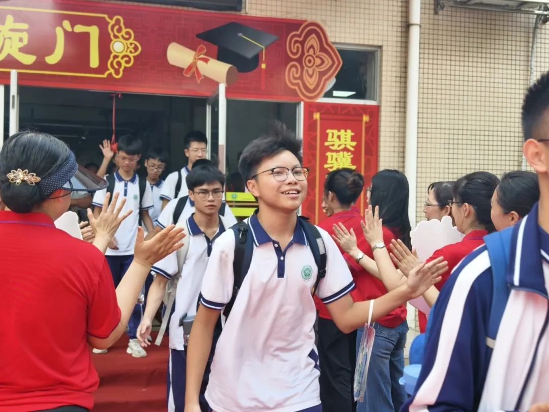 中考首日，勒流学校花式送考