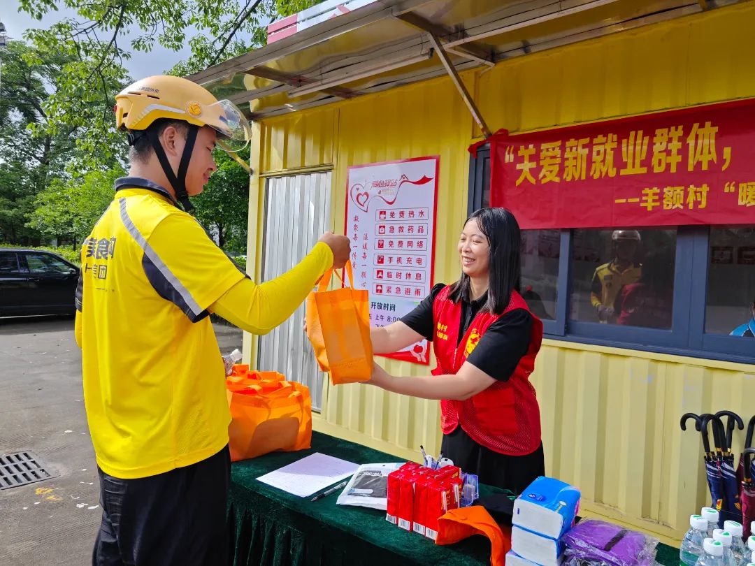 为户外劳动者撑起夏日“遮阳伞”，伦教羊额夏日送清凉