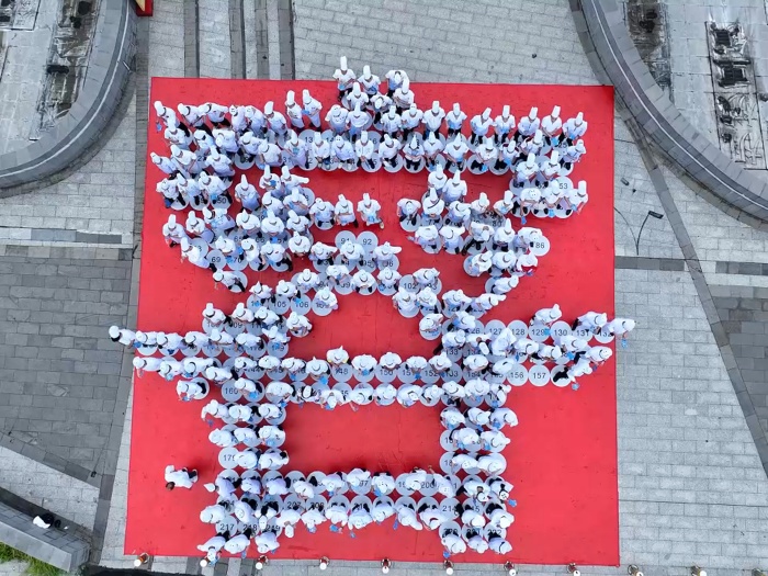 视频|近300名厨师摆“容”字为顺德鱼生节造势