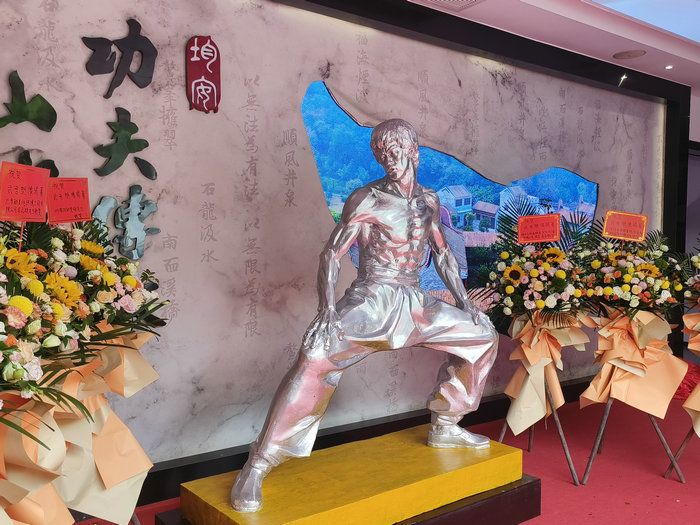 龙魂归故里，塑像敬英雄！纪念李小龙辞世五十二周年