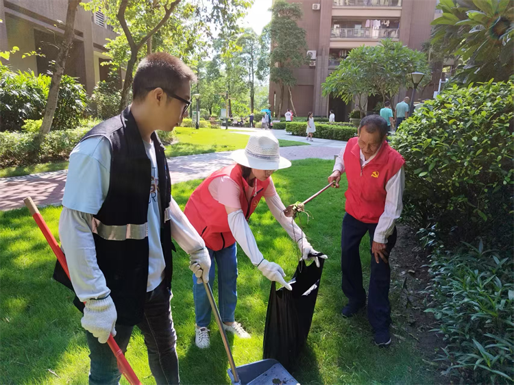 “防疫优先！”他搁置私事加入社区灭蚊大扫除