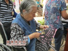 抛圈游戏让公公婆婆们年轻了几岁