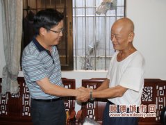75岁救人老党员左手接奖金，右手交党费