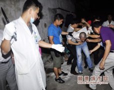 男子挟持人质救女友，民警扮医生智夺尖刀