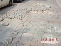 百米道路“陷进”多，车辆上演“十八弯”
