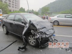 宝林路两轿车相撞，车身都被毁容了