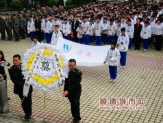 翁祐中学学生亲手折纸送献给先烈