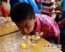 孩子玩游戏，家长忙排队