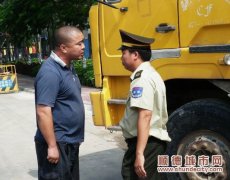 执法遇着蛮汉子：我的车没上路，不准你动