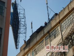 重型起重机摘除800平方米违规“大牌”