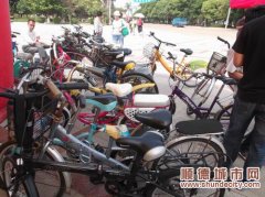 无车日受欢迎 停车位有些冷清