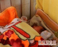 巷子里来了个未满月女婴，父母却不见！