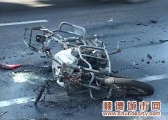 逆行撞上小货车，摩托车被烧毁