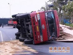大货车翻侧倒地，未造成人员伤亡