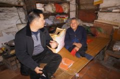 结对干部上门，了解困难户生活