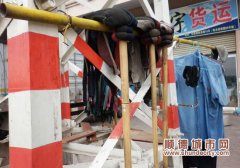 占道经营衣物随街晾晒，影响市容