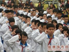 献爱心，伦教600名青少年上街头募捐