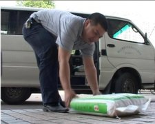 100分爱心礼物送进困难家庭中