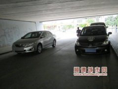 小汽车桥底“躲太阳”　路人担心出事故