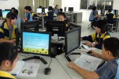 朝亮小学向国旗敬礼 做有道德的人