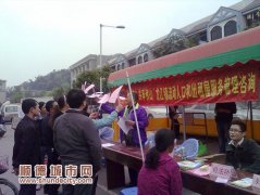 法律咨询现场为市民解惑