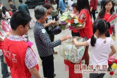 清明鲜花义卖筹得善款近2万元