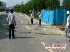 泥车拖出百米泥路，自己清扫