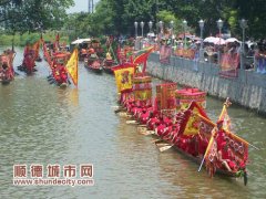 万人“围堵”龙母　70龙舟激荡水乡情