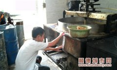 揪出无证黑心厂 恶劣环境下生产月饼馅