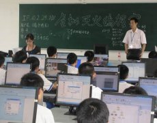 学生比赛网上踢足球、网上灭火