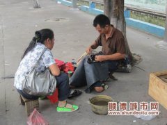 来顺补鞋十年 花甲老人笑颜依然