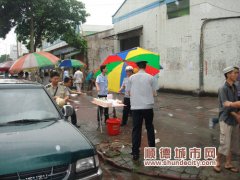 从黑点到疏导点，乱摆卖有了出路