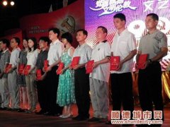 社区民警把工作搬上舞台，为党庆生日